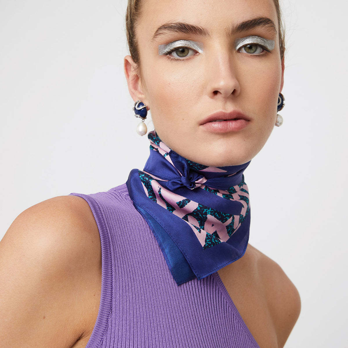 SCRIPT NECK SCARF - Lark