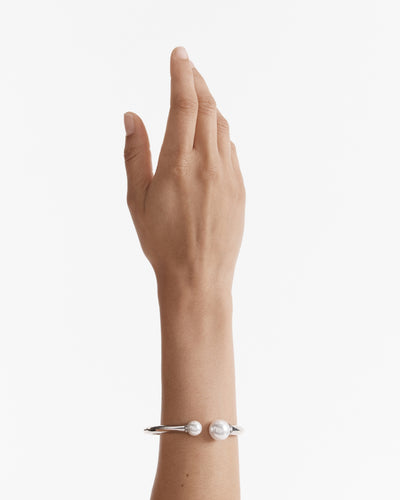 En Pointe Pearl Bangle - Silver