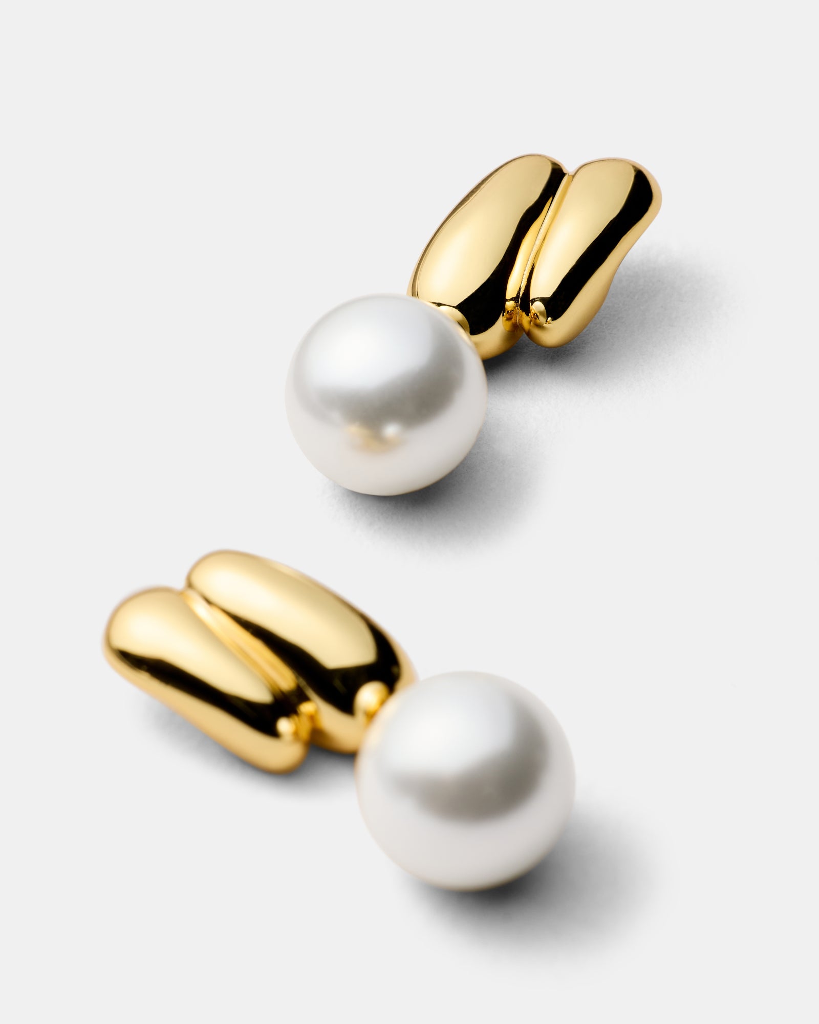 Classique Pearl Drop Earrings - Gold