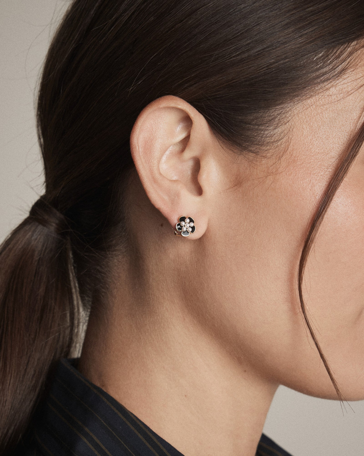 La Fleur Stud Earrings - Black